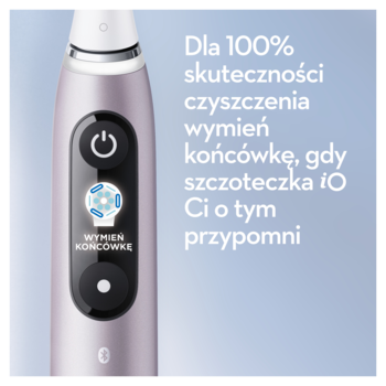 Oral-B iO, zbliżenie na różową szczoteczkę elektryczną z wyświetlaczem, który przypomina o wymianie końcówki.