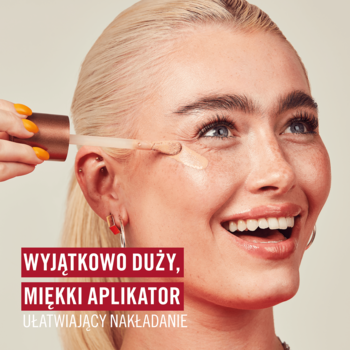Uśmiechnięta kobieta nakłada Rimmel Multi Tasker Better Than Filters, podkład z dużym aplikatorem, na twarz.