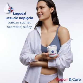 Uśmiechnięta kobieta trzyma biały krem NIVEA Repair & Care, dla bardzo suchej i szorstkiej skóry.