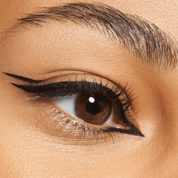 Zbliżenie na oko z precyzyjną, czarną kreską Ink Eyeliner Catrice 010, dla trwałego makijażu.
