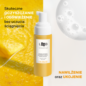 AA Laab pianka rozświetlająco-nawilżająca Tetra-C Yuzu, żółta butelka z pompką na tle cytrusa.