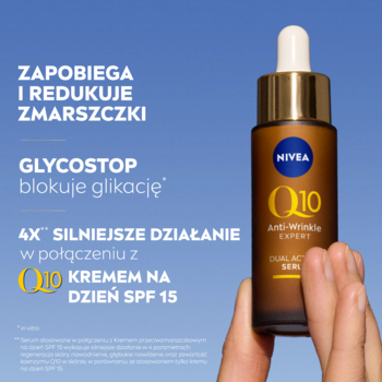Serum NIVEA Q10 Anti-Wrinkle Expert Dual Action w brązowej butelce ze złotym kroplomierzem trzymane w ręku.