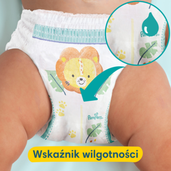 Zbliżenie na pieluchomajtki Pampers Active Baby na dziecku, z wzorem lwa i wyraźnym wskaźnikiem wilgotności.