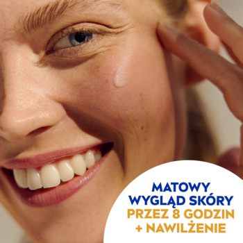 NIVEA SUN UV Face Derma Skin Clear Fluid SPF 50. Uśmiechnięta kobieta z kroplą fluidu na skórze, obiecującą matowy wygląd i nawilżenie na 8 godzin.