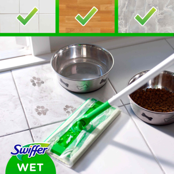 Swiffer Wet mop z zieloną rączką na białych kafelkach z odciskami łap. Top pokazuje czyszczenie różnych podłóg.