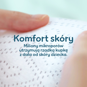 Zbliżenie: biała, miękka pieluszka Pampers Premium Care z mikroporami i tekstem „Komfort skóry”.
