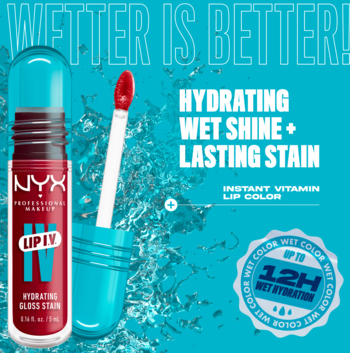 Nawilżający błyszczyk NYX Lip I.V. Hydrating Gloss Stain w przezroczystej tubce z czerwonym aplikatorem, na błękitnym, wodnym tle.