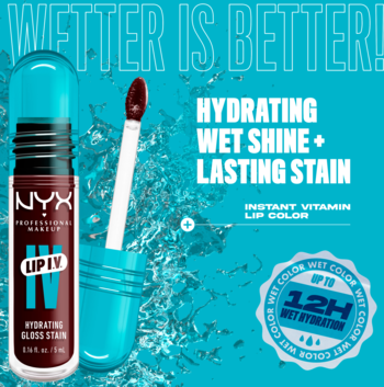 Nawilżający błyszczyk NYX Lip I.V. Hydrating Gloss w odcieniu wina, z aplikatorem, na tle wody.