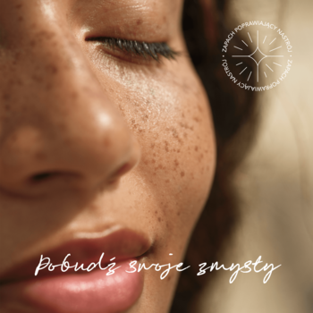 MEXX Inspired Warmth: zmysłowy peeling. Zbliżenie na twarz z zamkniętymi oczami, piegami i napisem 'Pobudź swoje zmysły'.