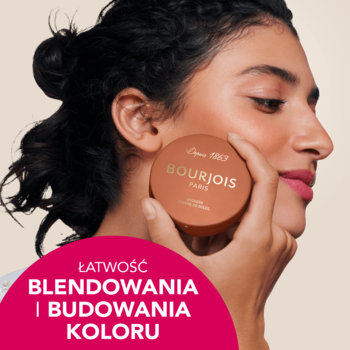 Kobieta aplikuje bronzer Bourjois Maxi Round Pot na policzek, podkreślając łatwość blendowania i budowania koloru.
