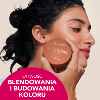 Kobieta trzyma brązowy bronzer Bourjois Maxi Round Pot przy policzku, z hasłem o łatwości blendowania i budowania koloru.