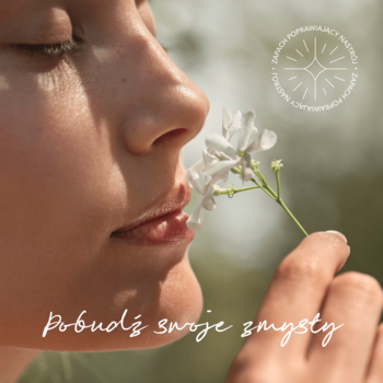 Zbliżenie: kobieta z zamkniętymi oczami wącha biały kwiat. Symbolizuje zmysłowe perfumy do wnętrz MEXX Inspired Nature: bergamotka, sosna.
