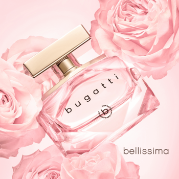 Bugatti Bellissima Viola woda perfumowana, różowy płyn w szklanej butelce ze złotą nakrętką, na tle róż.