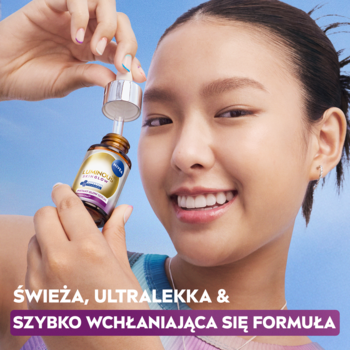 Młoda kobieta z uśmiechem trzyma NIVEA LUMINOUS630® SKIN GLOW serum rozświetlające z pipetą.