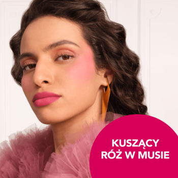 Kobieta z intensywnym różowym Bourjois Macaron Melt na policzkach i ustach, prezentująca róż w musie.