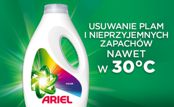 Biała butelka płynu Ariel Color z barwnym logo na zielonym tle, informująca o usuwaniu plam już w 30°C.