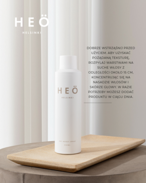Biały cylindryczny Heö Helsinki Dry Boost Spray na drewnianej tacy. Spray teksturyzujący, widok z przodu.
