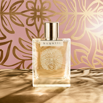 Woda perfumowana Bugatti Bella Donna Dolce Amore, butelka ze złotym płynem, na różowym tle ze złotymi wzorami.