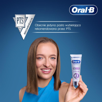 Iga Świątek promuje pastę Oral-B Pro-3D White Clinical Intensive Whitening, rekomendowaną przez PTS, na niebieskim tle.