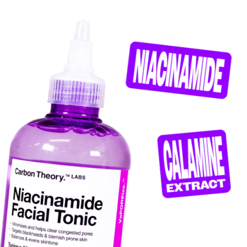Carbon Theory Niacinamide Facial Tonic w fioletowej butelce, etykieta z tekstem, widoczne niacynamid i calamine.