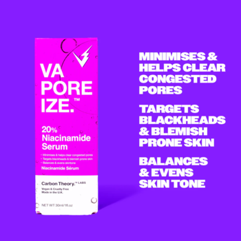 Różowe serum Carbon Theory VaPOREize 20% Niacinamide na fioletowym tle, z opisem korzyści dla cery.