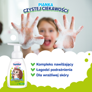 Pianka Bambino Dzieciaki Emocje Czystej Ciekawości, butelka, dziecko z dłońmi pełnymi piany.