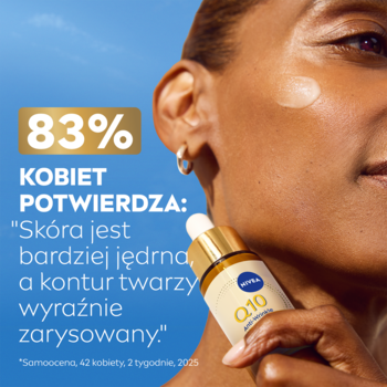 Kobieta aplikuje ujędrniające serum NIVEA Q10 z pipetą na twarz, butelka z bliska na tle nieba.