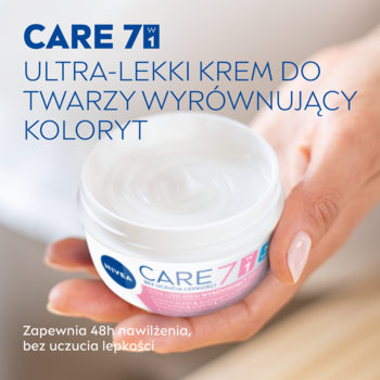 NIVEA CARE 7in1 ultralekki krem do twarzy wyrównujący koloryt w białym słoiczku, trzymany w dłoni, widok z góry.