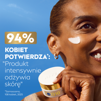 Zbliżenie na kobietę z kremem NIVEA Q10 Masełko do twarzy. Złoty słoik, redukuje zmarszczki, nawilża.