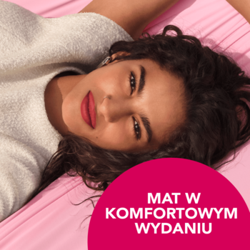 Kobieta z matową pomadką Bourjois Cloud Crème Red-y or Not na różu; napis: Mat w komfortowym wydaniu.