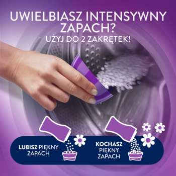 Ręka wsypuje fioletowe perełki Lenor Floral Bouquet do pralki. Sugestia użycia do 2 nakrętek dla intensywności.