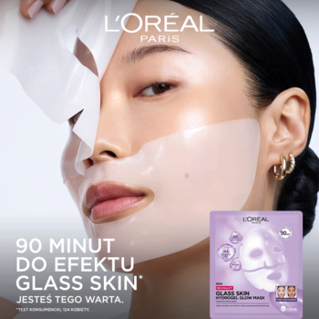 Modelka aplikująca L'Oréal Glass Skin Hydrożelową Maskę Rozświetlającą, obok fioletowe opakowanie produktu.