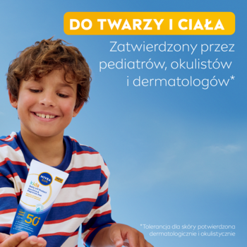 Chłopiec z NIVEA SUN Kids SPF50+ do twarzy i ciała, zatwierdzony przez pediatrów, okulistów, dermatologów.