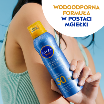 Kobieta trzyma wodoodporny balsam NIVEA SUN Protect & Dry Touch SPF50 w niebieskim aerozolu w postaci mgiełki.