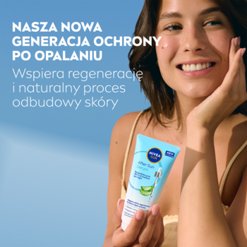 Kobieta uśmiecha się, trzymając tubkę NIVEA SUN Serum po opalaniu z Bio Aloesem na błękitnym tle.