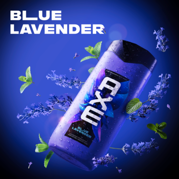 Żel pod prysznic Axe Fine Fragrance Blue Lavender w fioletowej butelce, lewituje pośród lawendy i mięty.