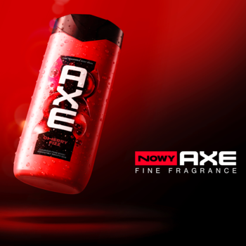 Czerwony żel pod prysznic Axe Fine Fragrance Cherry Fizz, butelka z kroplami wody pod kątem, na czerwonym tle.