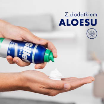 Ręka wyciska białą piankę Gillette Series Aloe Vera z zielono-srebrnej puszki na dłoń. Napis: Z dodatkiem ALOESU.