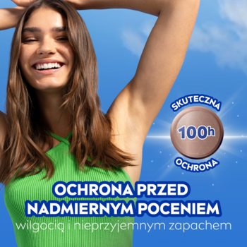 Uśmiechnięta kobieta z podniesioną ręką. NIVEA Derma Control: ochrona przed potem, 100h skuteczności na tle nieba.
