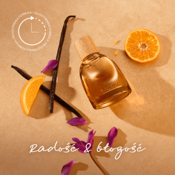 MEXX Inspired Glow damskie perfumy: bursztynowa butelka otoczona wanilią, pomarańczą na beżowym tle.