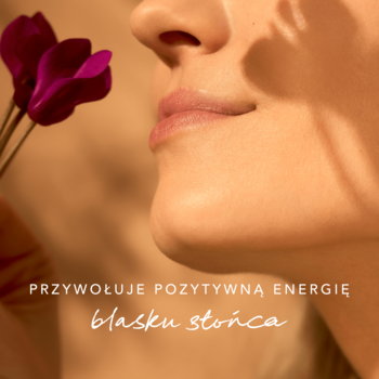 Zbliżenie na profil kobiety wąchającej różowy kwiat, z blaskiem słońca. Mgiełka MEXX Inspired Glow Solar Mandarin.
