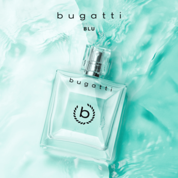 Bugatti Blu For Her, prostokątna szklana butelka perfum na turkusowym tle z efektem wody. Świeży, kobiecy zapach.