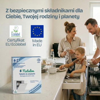 Natulim All in One 6w1, ekologiczne tabletki do zmywarki w białym pudełku, z certyfikatem EU Ecolabel, na tle rodziny w kuchni.