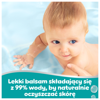 Niemowlę zanurzone w wodzie, patrzące w prawo. Banner Pampers: lekki balsam z 99% wody do oczyszczania skóry.