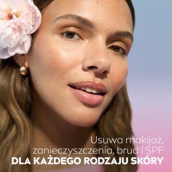 Kobieta z kwiatem we włosach. NIVEA Rose Touch płyn micelarny usuwa makijaż i SPF, dla każdego typu skóry.