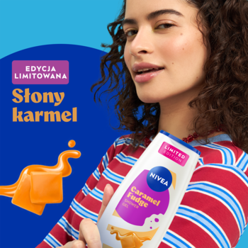 Nivea Caramel Fudge Edycja Limitowana żel pod prysznic w białej butelce, trzymany przez kobietę, słony karmel w tle.