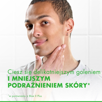 Uśmiechnięty mężczyzna dotyka gładkiej twarzy po goleniu. Tekst: "CIESZ SIĘ DELIKATNIEJSZYM GOLENIEM". Reklama Gillette Blue3.