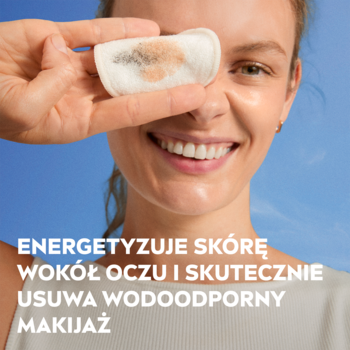 Uśmiechnięta kobieta usuwa wodoodporny makijaż oczu dwufazowym płynem NIVEA z Wit. C; wacik z resztkami tuszu.