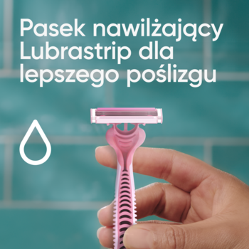 Zbliżenie na różową maszynkę Gillette Venus Simply 3 z Lubrastrip, w dłoni, na tle turkusowych płytek.