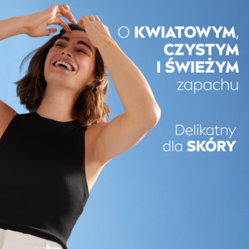Radosna kobieta z dłońmi we włosach na tle nieba; tekst: NIVEA antyperspirant o kwiatowym, świeżym zapachu, delikatny.